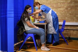 Αντίστροφη μέτρηση για τους εμβολιασμούς - Σε λειτουργία από την Τρίτη η πλατφόρμα emvolio.gov.gr