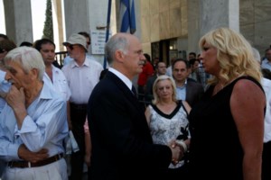 "Κακία" Χαντζόπουλου για την υποψηφιότητα Παπανδρέου στο ΚΙΝΑΛ- Στρώνουν κόκκινο χαλί οι γελοιογράφοι