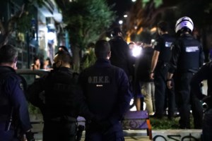 Βόλος: Κορονοπάρτι με μουσικές, ποτά και δεκάδες άτομα - Κάτοικοι ρίχνουν μέχρι και... κουβάδες με νερό