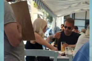 Κατερίνα Παναγοπούλου: Κομψή στο θέατρο με αποχρώσεις του μπλε και τσάντα YSL - εικόνα 5