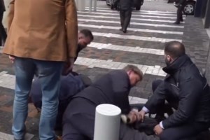 "Ντου" διαδηλωτών με καπνογόνα στα γραφεία της Louis Vuitton στο Παρίσι - Βράζει η Γαλλία για το συνταξιοδοτικό