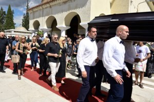 Κηδεία του συνθέτη Αλέξη Παπαδημητρίου: Έλλη Στάη και Μαριάννα Λάτση στο τελευταίο αντίο στο Α' Νεκροταφείο - εικόνα 9