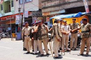 Ινδία: Η απίστευτη στιγμή που μητέρα τρέχει να σωθεί από τον σεισμό με το παιδί αγκαλιά ενώ πίσω της γκρεμίζονται τα πάντα [Βίντεο]