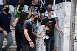 Έτσι λήστευε η συμμορία ανηλίκων τα θύματά της στις στάσεις ΗΣΑΠ και ΤΡΑΜ - Καρέ καρέ το πώς άρπαζαν τις αλυσίδες [βίντεο]