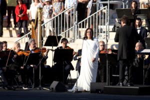 Νάνα Μούσχουρη: "Δεν είμαι άρρωστη - Δεν είπα ότι θέλω να σταματήσω το τραγούδι"