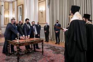 Ανασχηματισμός: Εντυπωσιακές παρουσίες και μοναχικές αφίξεις στην ορκωμοσία των νέων μελών της κυβέρνησης [Εικόνες] - εικόνα 2