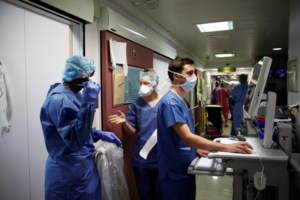 Κορονοϊός: Πώς θα φτιάξουμε μάσκα μόνοι μας σε 45 δευτερόλεπτα [βίντεο] - εικόνα 2