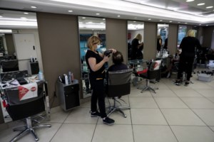 Κορονο-κούρεμα στη Θεσσαλονίκη: 1.000 κομμωτές γυρνούν από σπίτι σε σπίτι