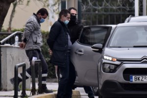 Βιασμός 12χρονης στον Κολωνό: Συνθήματα έξω από το ιατρείο του δερματολόγου – "Ρίχτηκε στην εγγονή της ξαδέρφης μου" - εικόνα 2