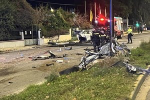 Δυστύχημα στη Βουλιαγμένης: Βίντεο ντοκουμέντο - Η σοκαριστική στιγμή που ο 19χρονος χάνει τον έλεγχο και το αυτοκίνητο πέφτει στη νησίδα - εικόνα 6