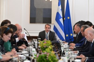 Ο Μητσοτάκης αρχίζει επισκέψεις στα υπουργεία μετά τον ανασχηματισμό - Παζάρια για τον νέο Επίτροπο στην Κομισιόν