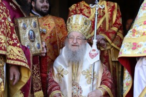 Σε λαϊκό προσκύνημα το σκήνωμα του μητροπολίτη πρώην Θεσσαλονίκης, Άνθιμου