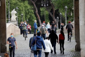 Χαλαρώνει τα μέτρα από σήμερα η Ιταλία αλλά ο φόβος της αναζωπύρωσης πλανάται - εικόνα 2