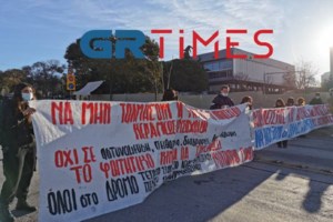 Καρέ - καρέ η "βροχή" από βόμβες μολότοφ στο πανεκπαιδευτικό συλλαλητήριο - Επεισόδια και 40 προσαγωγές [Βίντεο] - εικόνα 6