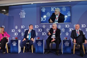 Φόρουμ - Δελφοί: Η συζήτηση του Θεοχάρη Φιλιππόπουλου με τον Στέλιο Ράμφο για τη Δύση, τον Τραμπ, τα Τέμπη και την κρίση των θεσμών