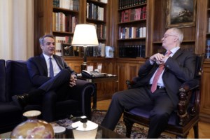 Ο Μητσοτάκης αφήνει ανοιχτό παράθυρο για νέες παροχές - Οι 10 παρεμβάσεις για την αύξηση του εισοδήματος