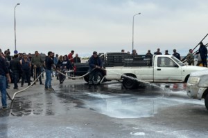 Λέσβος: Στα "κάγκελα" οι κτηνοτρόφοι - Μπλόκο στο λιμάνι της Μυτιλήνης, πολλές ακυρώσεις και εγκλωβισμένοι - εικόνα 2