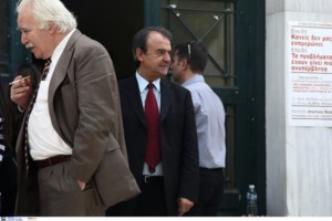 Κηδεία Τσοβόλα: Συντετριμμένοι η σύζυγος, τα παιδιά και τα εγγόνια του στο τελευταίο αντίο [Εικόνες]