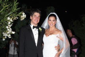 H Mάρα Ζαχαρέα ποζάρει στον φακο με μαύρο μπικίνι στην Πάρο - Έτσι είναι το σώμα της [Εικόνες]