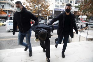 Στον ανακριτή με σκυμμένο κεφάλι ο 27χρονος κατηγορούμενος για τη δολοφονία του ψιλικατζή στην Τούμπα [εικόνες - βίντεο] - εικόνα 3