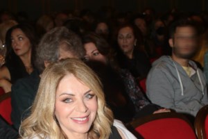 Έλλη Στάη: Η φωτογραφία στο σπίτι της με την καταπράσινη θέα και το casual look της με μαρινιέρα και σνίκερς - εικόνα 5