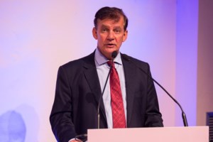 Λίστες αναμονής στα κομμωτήρια: "Στριμώχνονται" για ένα ραντεβού την πρώτη ημέρα που θα ανοίξουν! - εικόνα 2