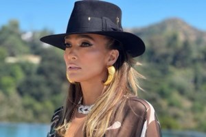 Η Τζένιφερ Λόπεζ εντυπωσιάζει στα 54: Ποζάρει χωρίς φίλτρα "xαρούμενη και λαμπερή" [βίντεο]