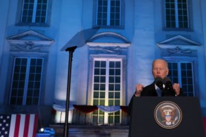 Ο Μπάιντεν δεν παίρνει πίσω τη δήλωση για την απομάκρυνση Πούτιν από την εξουσία: "Εξέφραζα την αγανάκτησή μου"