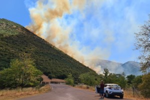 Με σπασμένο γόνατο ο πυροσβέστης που έπεσε σε χαράδρα στην Πάτρα