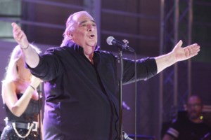 Βασίλης Καρράς: Το σημείωμα που άφησε στη σύζυγό του λίγο πριν πεθάνει - "Σ' αυτό το ταξίδι δεν θα σε πάρω μαζί μου" [βίντεο]