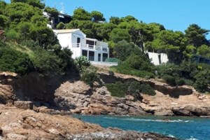 Βίλα Τσίπρα στο Σούνιο: Νέες αποκαλύψεις - Νοικιαζόταν μέσω AirBnB για 100 ευρώ τη βραδιά