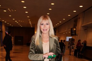 Λίζα Δουκακάρου: Η σπάνια δημόσια εμφάνιση στο θέατρο - Το casual chic look της και η Louis Vuitton τσάντα - εικόνα 5