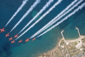 RED ARROWS: Το εντυπωσιακό ακροβατικό σμήνος της RAF στην επέτειο για τη μάχη της Κρήτης