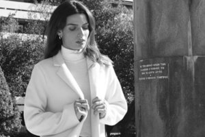 Tόνια Σωτηροπούλου: Ποζάρει στο Παρίσι με little black dress - Η ασυνήθιστη εμφάνιση - εικόνα 7