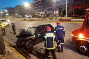 Τρομακτικό σκηνικό στη Συγγρού: Ετοιμόρροπο μπαλκόνι κρέμεται πάνω από τα κεφάλια των περαστικών