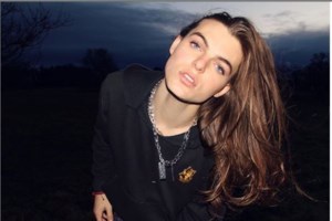 Η εκθαμβωτική Ιρίνα Σάικ και ο γιος της Λιζ Χάρλεϊ μαζί σε διαφημιστική καμπάνια [Βίντεο] - εικόνα 7