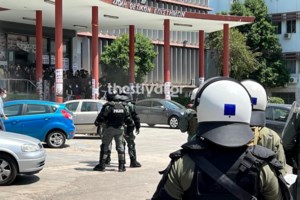 Άγριο ξύλο και χημικά στο ΑΠΘ: Αντιεξουσιαστές έσπασαν και τις τζαμαρίες στην Πρυτανεία - Τρεις συλλήψεις [Βίντεο] - εικόνα 14