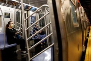 Γιατί η επιδημία του κορονοιού δεν παρουσιάζει ύφεση στις ΗΠΑ όπως στην Ευρώπη;