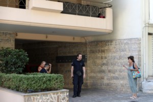 Τραγωδία στη Λαμία: 70χρονος βρέθηκε νεκρός στον καναπέ - Η δυσοσμία έκανε γειτόνισσα να ειδοποιήσει την Αστυνομία - εικόνα 2