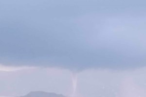 Ρόδος: Εντυπωσιακός υδροστρόβιλος στην περιοχή των Κολυμπίων [βίντεο]