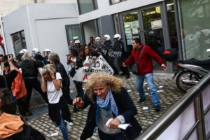 Δάφνη: Διαμαρτυρία από γονείς, μαθητές και εκπαιδευτικούς για τις συγχωνεύσεις τμημάτων