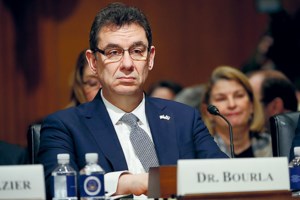 Μπουρλά: Άλλα 100 εκατ. δόσεις του εμβολίου της Pfizer στην ΕΕ - 600 εκατ. συνολικά το 2021