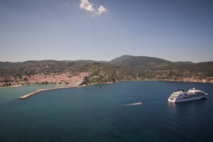 Η Daily Mail αποθεώνει τη Σκόπελο: Τεράστια πράσινη έκρηξη σε καταγάλανα νερά - εικόνα 3