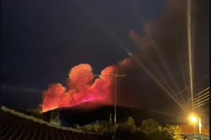 Η στιγμή που ο κεραυνός χτυπάει το όρος Πάικο και ξεσπάει φωτιά [βίντεο]