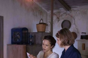 Αγριες Μέλισσες: Δείτε την καλλονή που αγκαλιάζει τρυφερά ο "Προκόπης" από το Διαφάνι