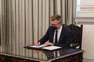 Φουλ επίθεση της κυβέρνησης σε ΠΑΣΟΚ και Ανδρουλάκη - Γιατί ενοχλεί το Μαξίμου ο "νέος παίκτης"