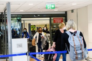 Ικανοποίηση από το "Πείραμα της Ρόδου": Επιστρέφουν οι 189 Ολλανδοί τουρίστες - Κρέμασαν πανό "Ευχαριστούμε" - εικόνα 2