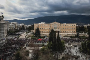 Επεισόδια στην πορεία της Πάτρας - Πετροπόλεμος και χημικά έξω από τον ΟΣΕ [βίντεο]