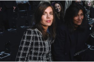 Aθηνά Οικονομάκου: Πώς συνδυάζει δύο διαφορετικά animal prints σε μια casual εμφάνιση [εικόνες]