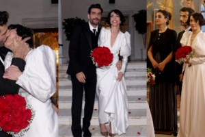 Το βικτωριανό νυφικό της Έλενας Τοπαλίδου: Με κεντημένο μπούστο και απίθανα φουσκωτά μανίκια - εικόνα 13